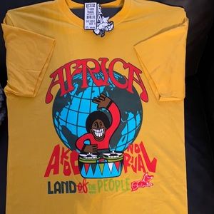 AKOO - OLD GOLD 
“AFRICA - LAND OF THE PEOPLE”
MEN’S SHORT SLEEVE TEE, Sz S, NEW